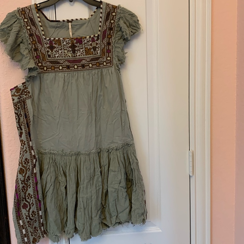 Beautiful Free people Dress Size XS color Green with Embroidered